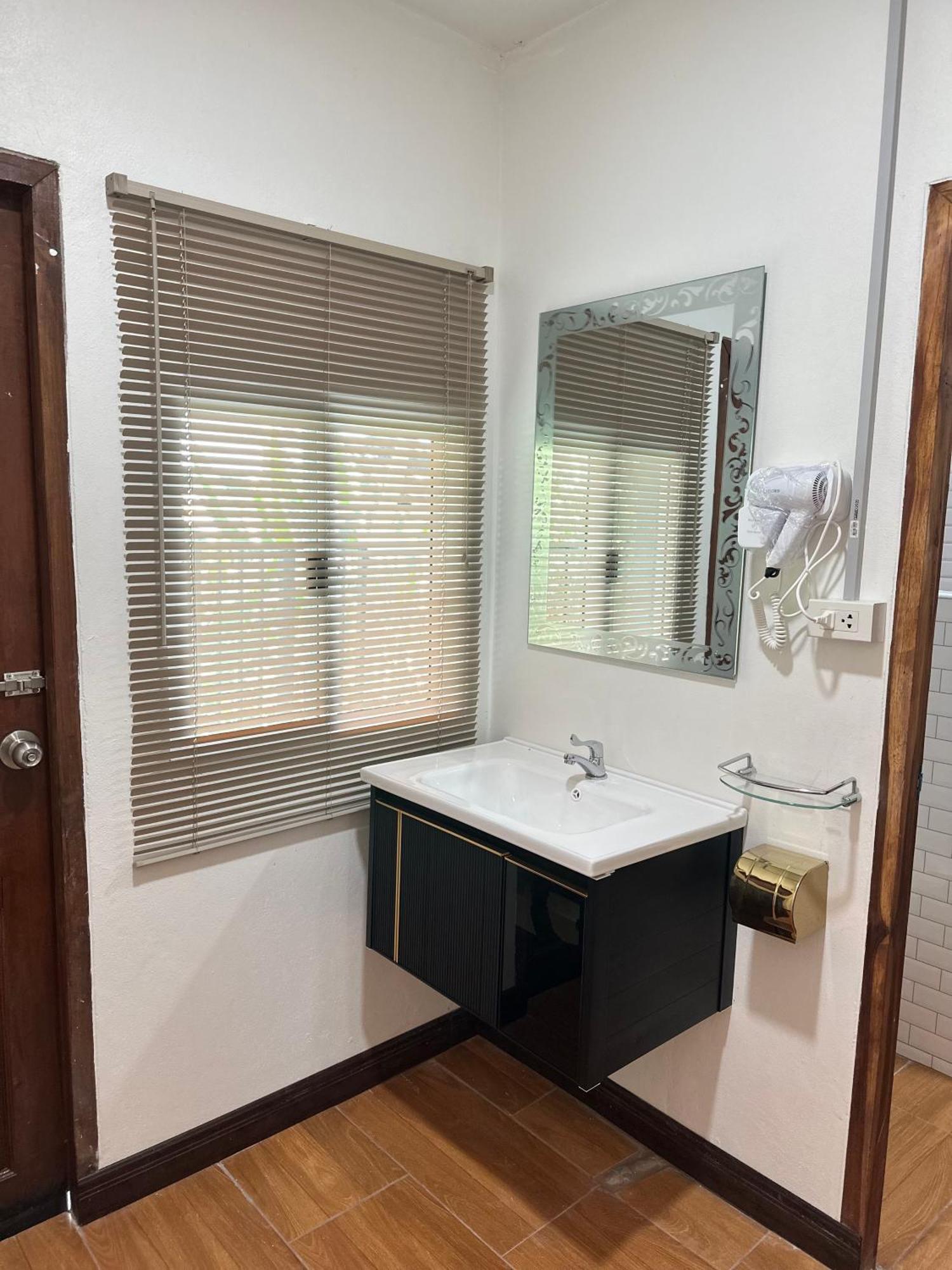 Service Apartment ห้อง102 ใจกลางเมืองใกล้แหล่งท่องเที่ยว Lampang Exterior foto